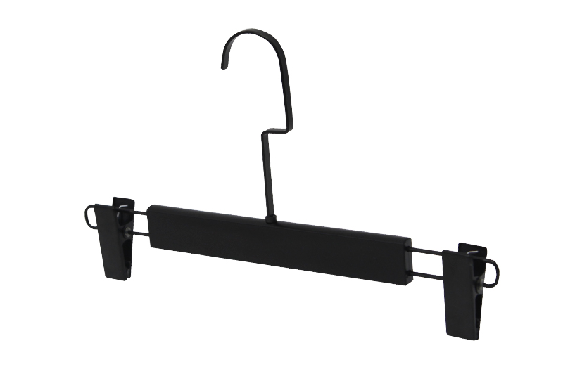 Percha de plástico negra, ligera y elegante.