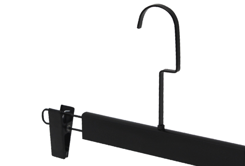 Percha de plástico negra, ligera y elegante.