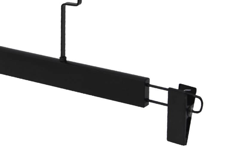 Percha de plástico negra, ligera y elegante.