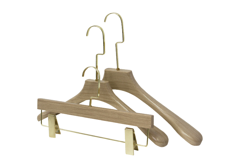 Juego de perchas y perchas para pantalones de madera marrón claro