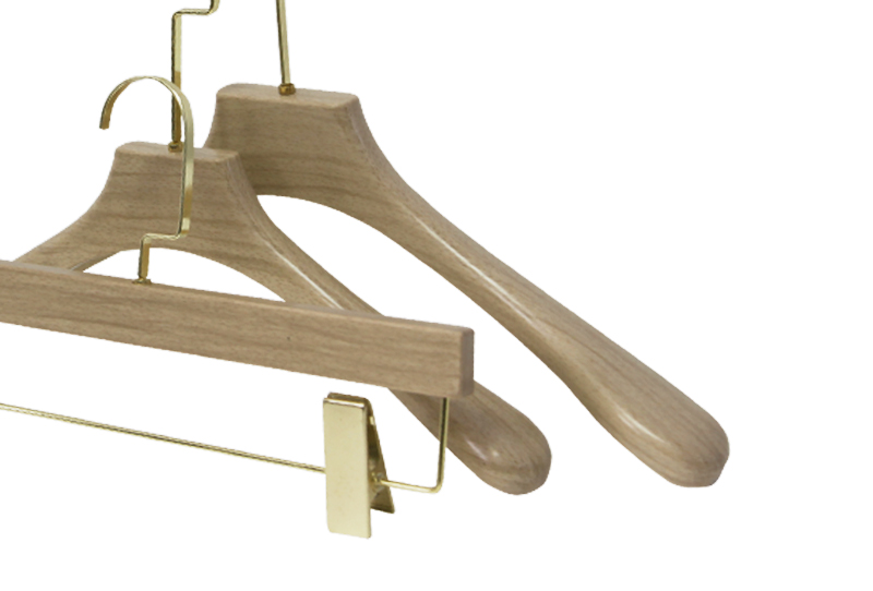 Juego de perchas y perchas para pantalones de madera marrón claro