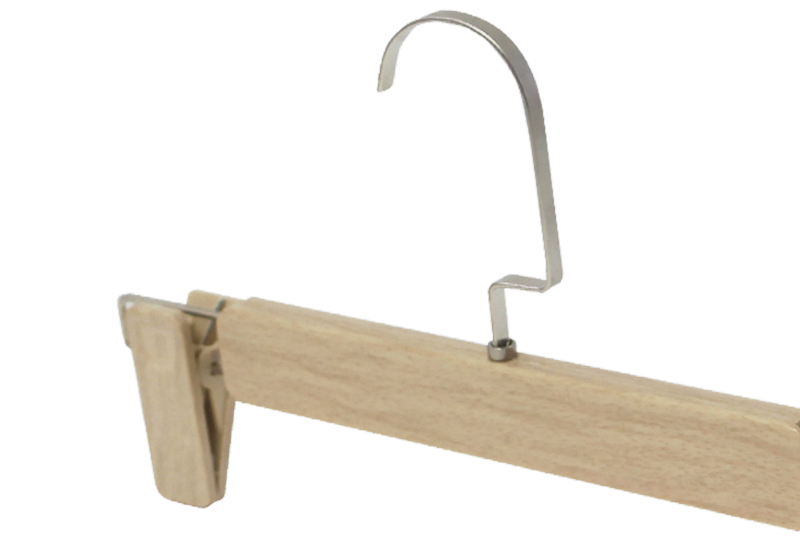 Percha de madera para pantalones con gancho de metal ligero y práctico